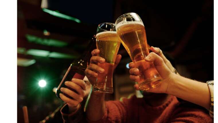 Quem toma creatina pode beber cerveja: entenda a relação entre os dois